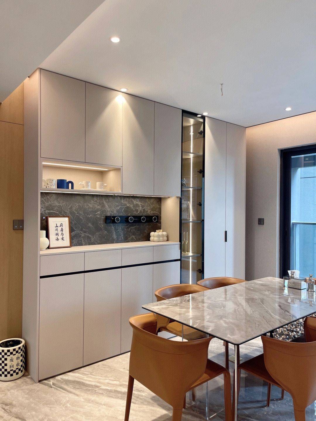 定制餐边柜设计:吊柜地柜组合,展示与收纳并重助力