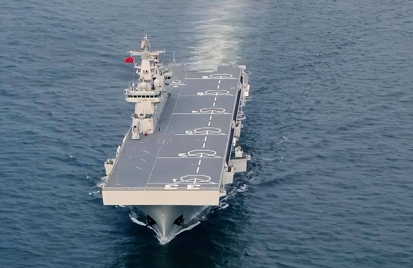 福建舰锦上添花,中国四万吨军舰亮相,海军实力再添猛将