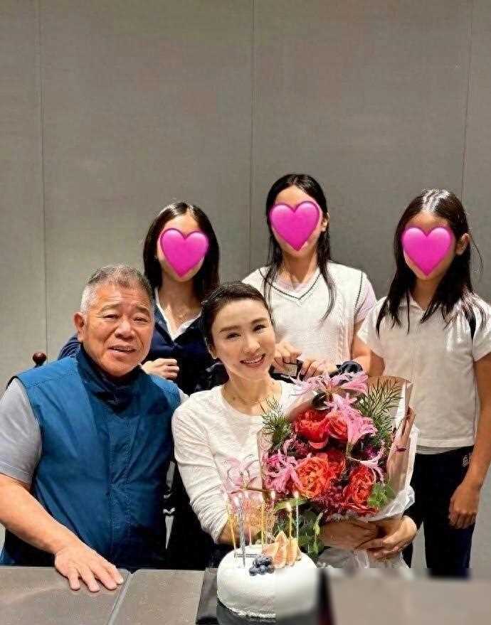 52岁黎姿与富商老公高调庆生穿白t超减龄幸福满溢画面曝光