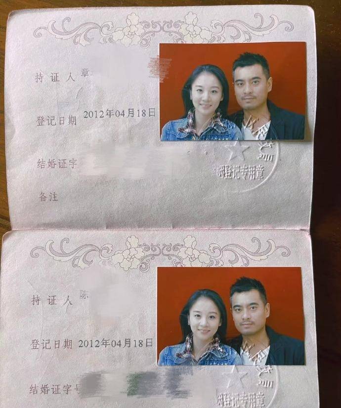 陈龙庆祝领证结婚12年,甜蜜公开与老婆童年照,从小就有夫妻相