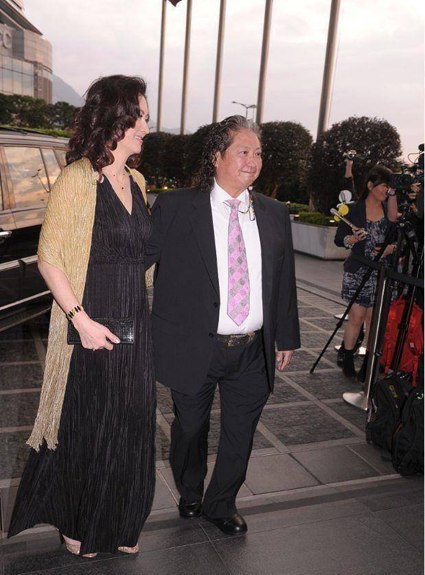 原创洪金宝混血妻子真娇美57岁卷发黑裙不显老异域脸太衬霸气老公