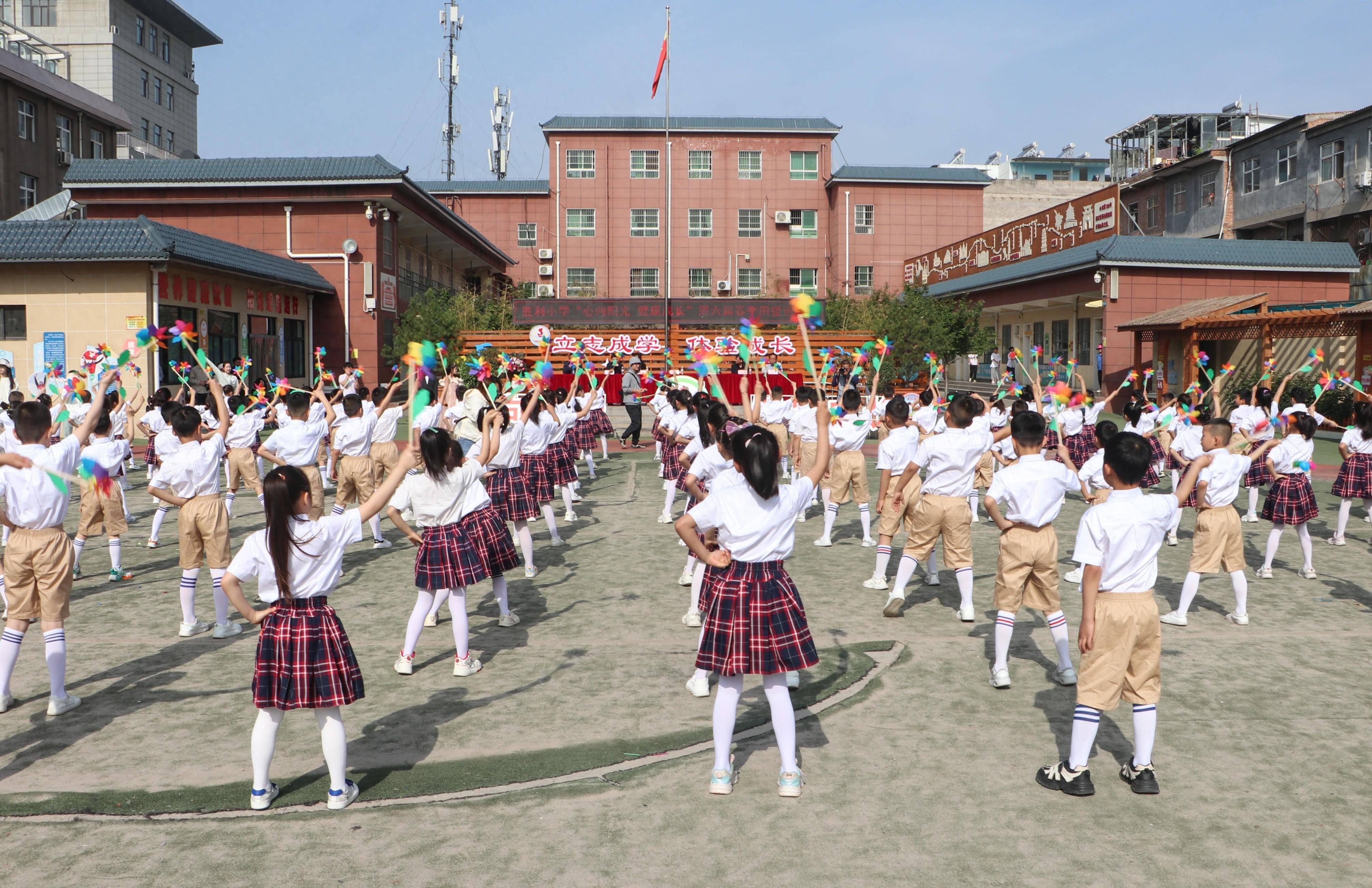 临渭区胜利小学第六届春季运动会开幕(组图)