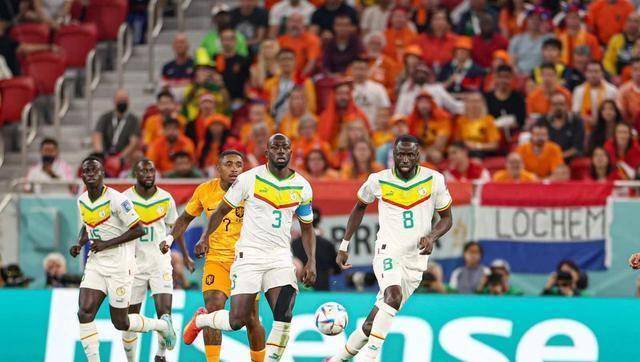 比赛第64分钟,荷兰队在后场传球过程中多次出现失误,塞内加尔队内的