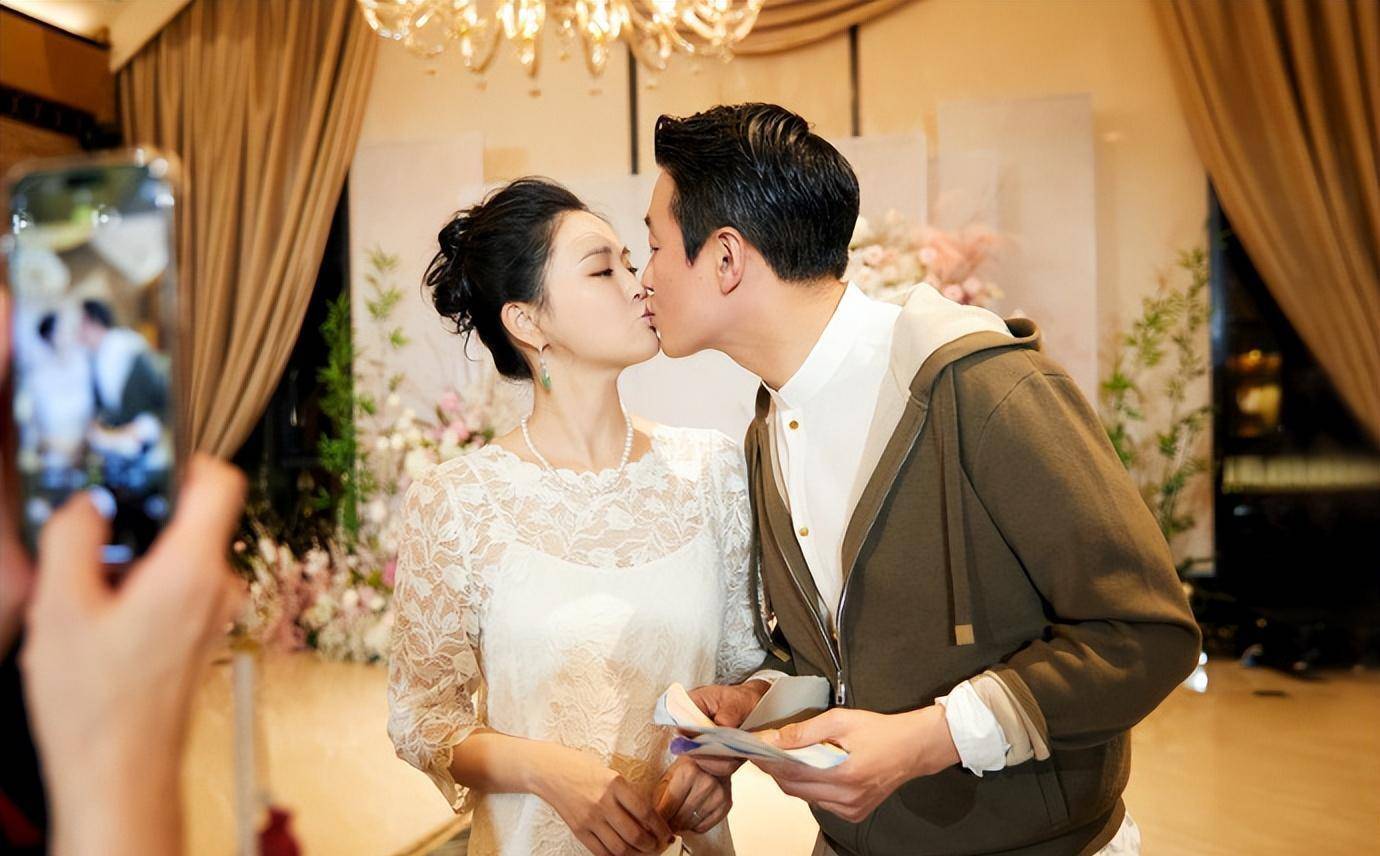 佟大为晒合照庆祝结婚16年与关悦爬山庆祝夫妻贴脸撒糖似热恋