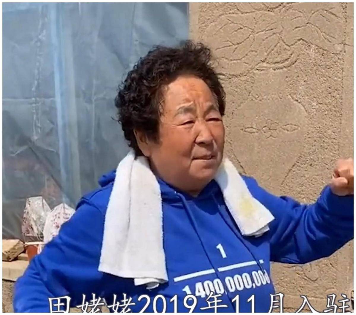 即:在不知不觉里,将田姥姥当成是一个和蔼可亲的长辈,而这个长辈距离