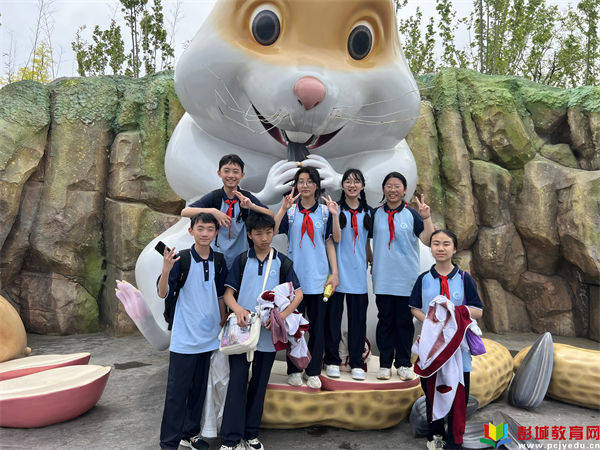 熠熠春日共奔赴研学拾趣促成长徐州市铜山区清华中学初一年级方特研学