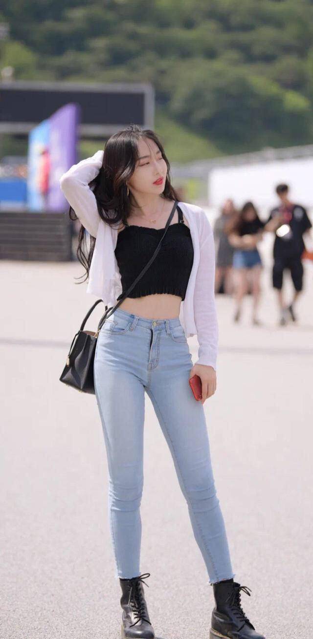 黑色吊带搭配牛仔裤显高又帅气撩发微笑太迷人了