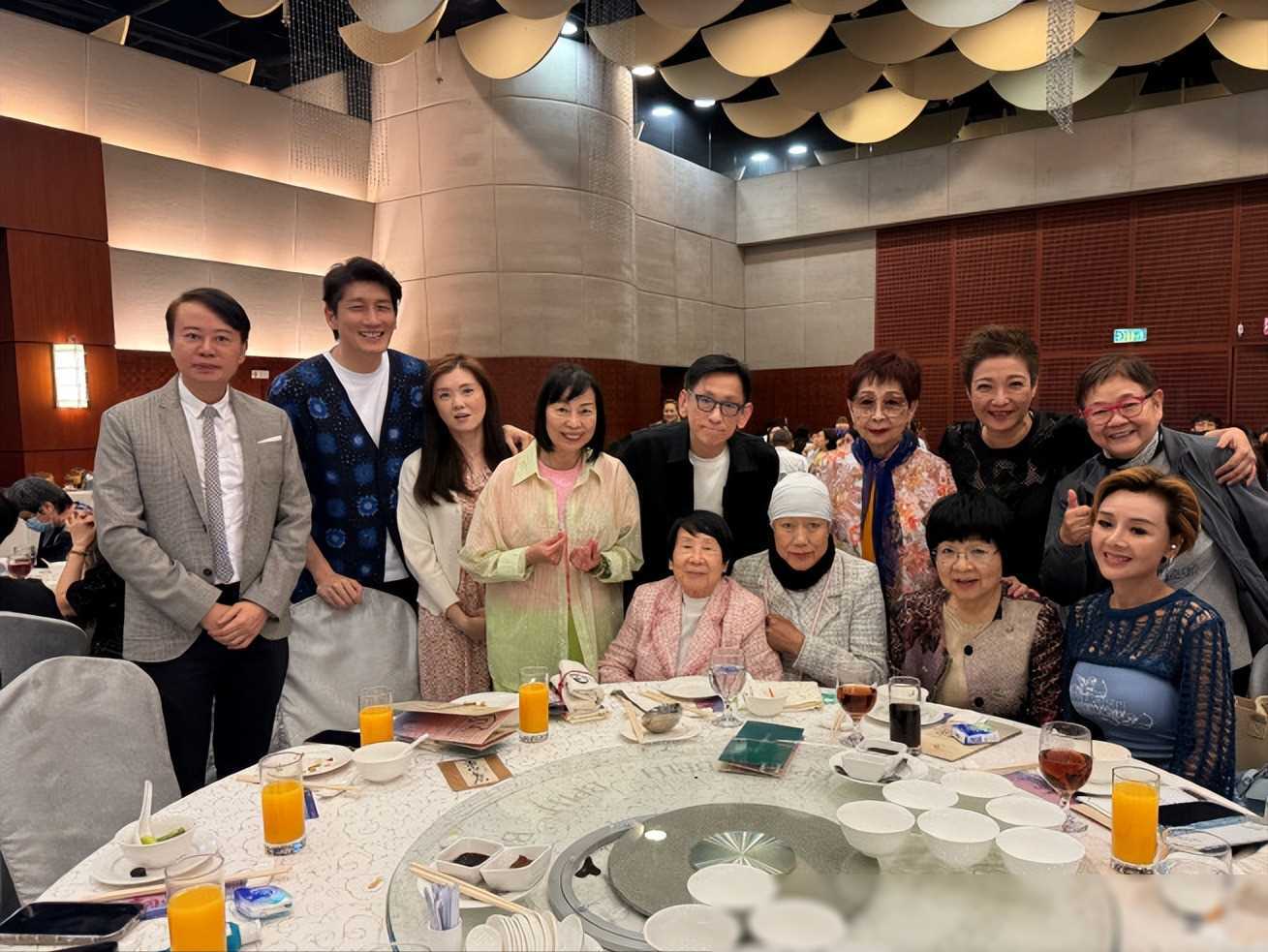 曾志伟慈善宴众星云集,小儿子罕见出席_晚宴_活动_社会