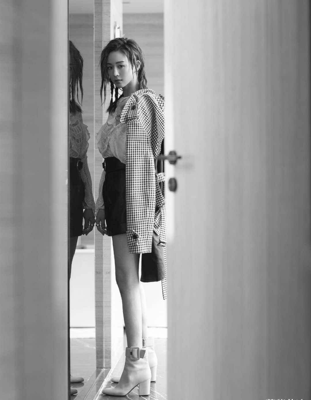 原创张钧甯短发神似蒋雯丽但穿黑白格外套像没脖子拍照角度太重要