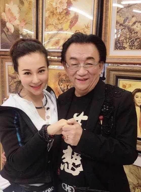 原创侯耀华送女徒弟10万元名包情侣表发誓要清理郭德纲