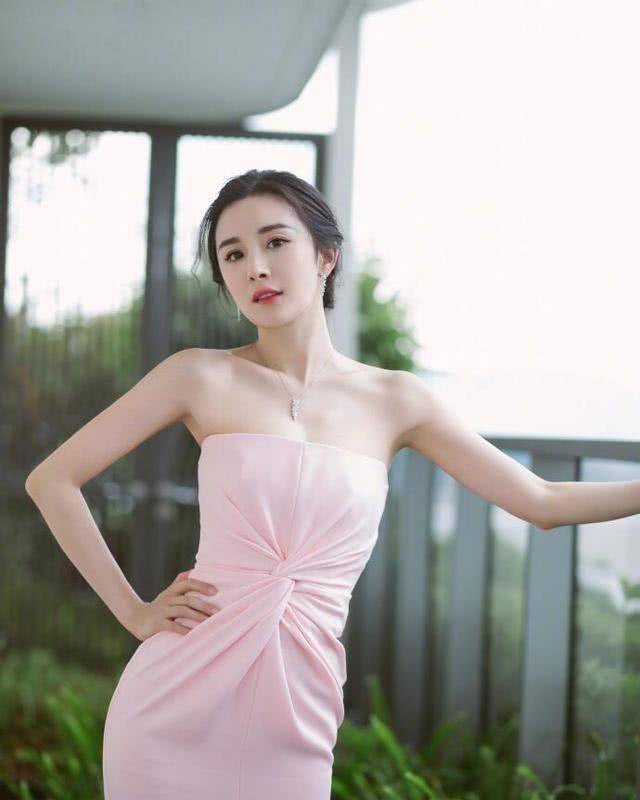 原创杨幂又现尤物身材这次大胆挑战浴巾裙身材真好连衣裙的设计粉色