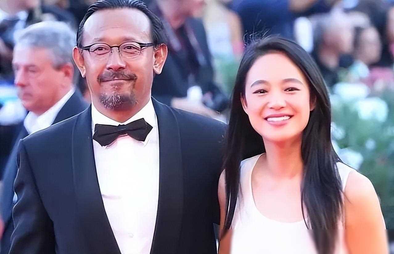 姜文一家四口罕见同框,周韵显老态引人注目,两子颜值平平