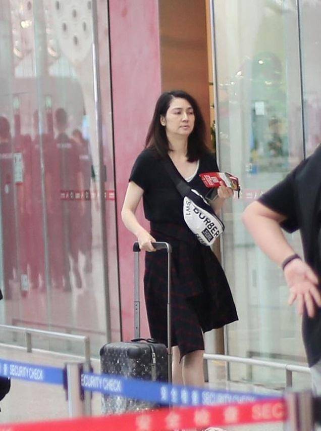 原创洪欣素颜现身机场憔悴无人识张丹峰公司注销事件仍是谜团