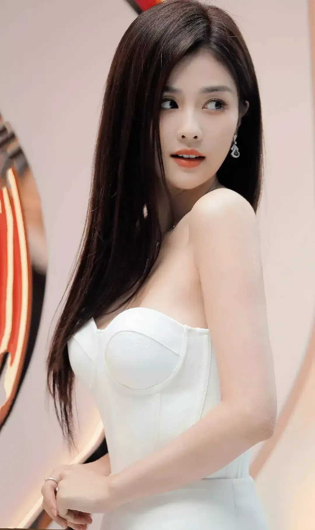 作为一位备受瞩目的年轻演员和模特,白鹿不仅在影视剧领域取得了显著