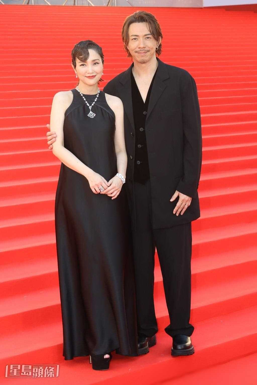 红毯上的精彩72岁洪金宝粉红西装亮相谢安琪张继聪甜蜜撒狗粮