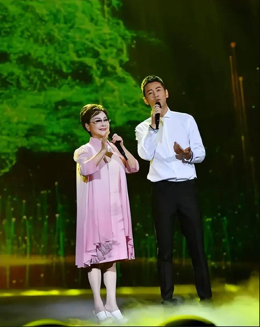 李谷一终于不装了摘了假发素颜合影白发根根分明还驼背看着亲切反倒