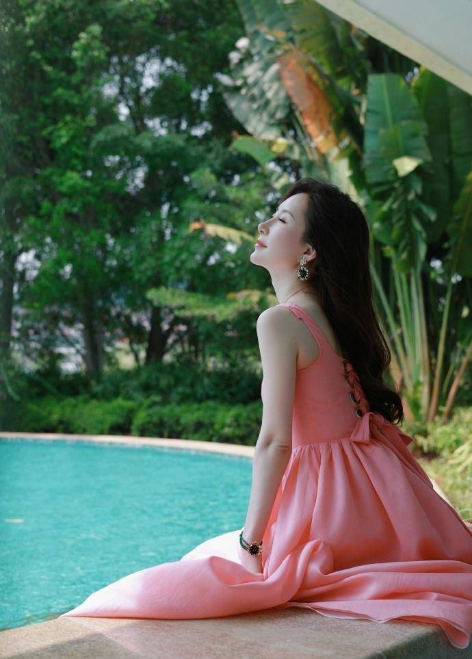 舒畅分享旅游美照天赐身材和容颜惹人羡笑容甜美宛如初恋