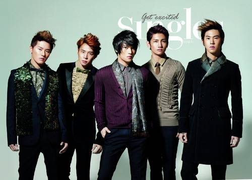 郑允浩和沈昌珉在其他成员退出后,以双人组合维持着东方神起的招牌,在