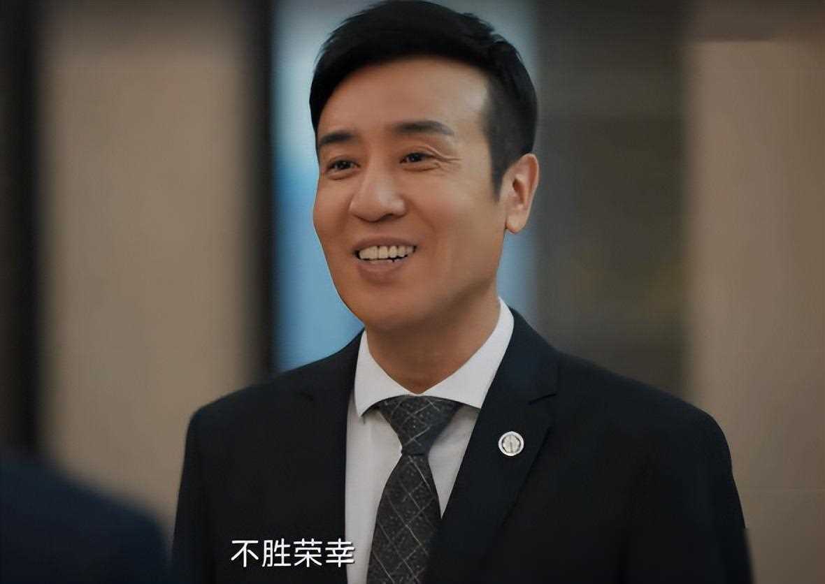 从金融圈大佬的斗争到底层员工的奋斗,每一个角色都有着自己的故事,每