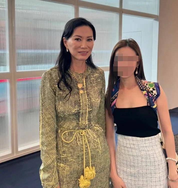 邓文迪带雷军妻子看车才知道她多美一个55岁风韵犹存一个46岁老气横秋