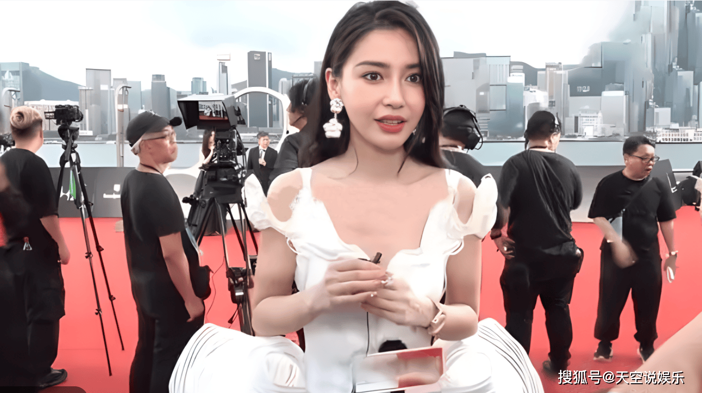 面对记者关于是否已过封杀风波的提问,杨颖显然有些措手不及,但她选择