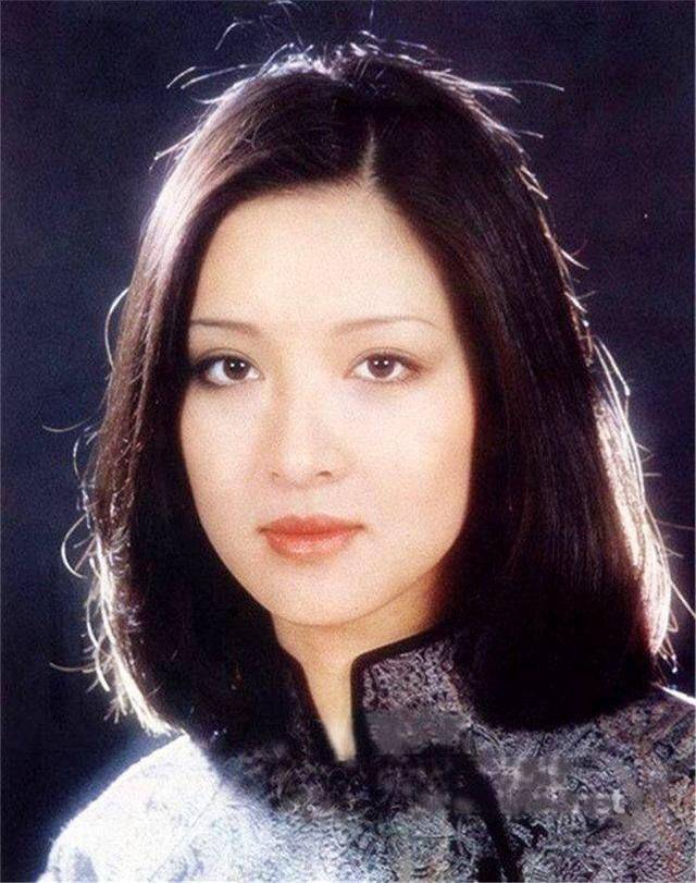 原创胡因梦的老年状态真惊艳穿衣不扮嫩头发剪短70岁气质仍高级