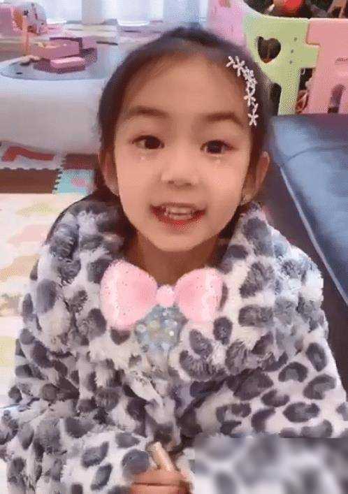 5岁学妈妈化妆的戚薇女儿最新自拍照有种基因叫她