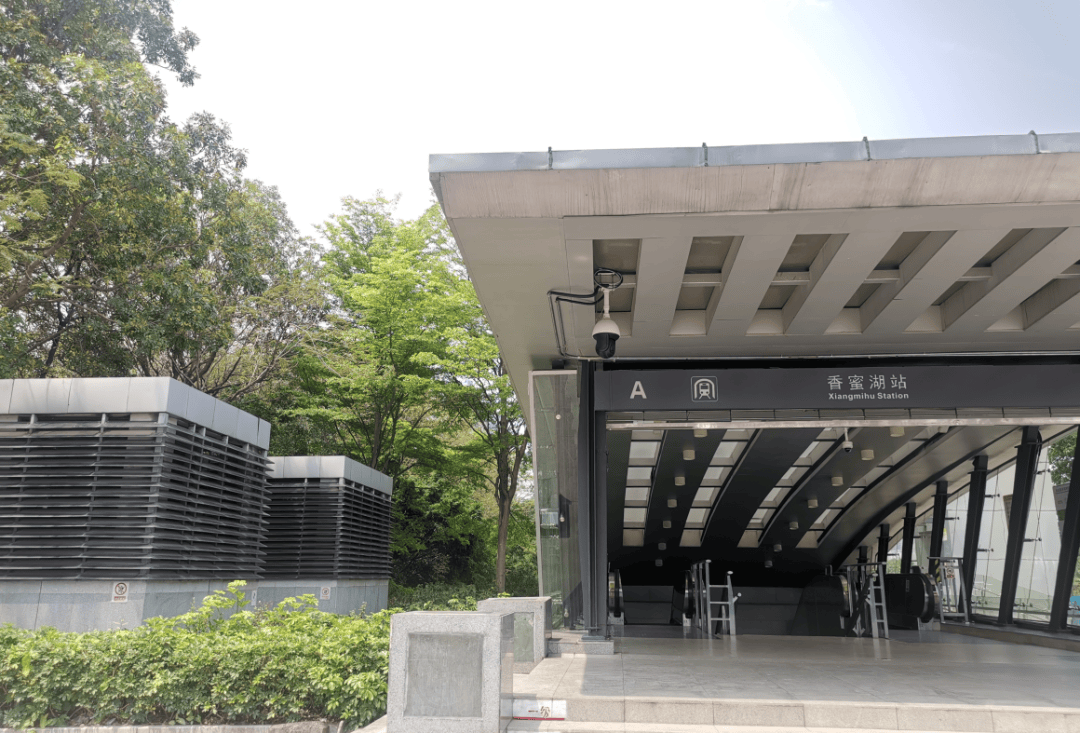 新世界香蜜四季家园目位于福田区香梅路与景田南路交汇处,处于地铁1号