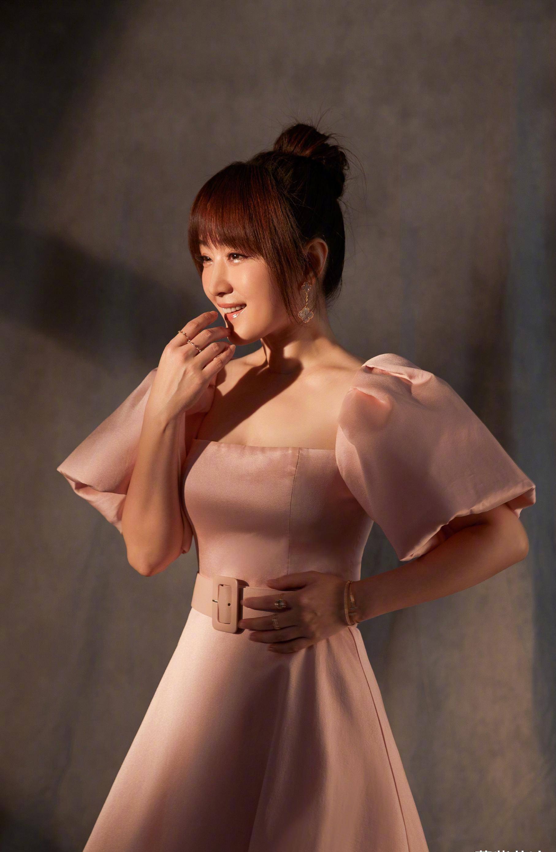 丸子头是非常减龄的一种发型,尤其是像杨钰莹这样搭配空气刘海,可以看