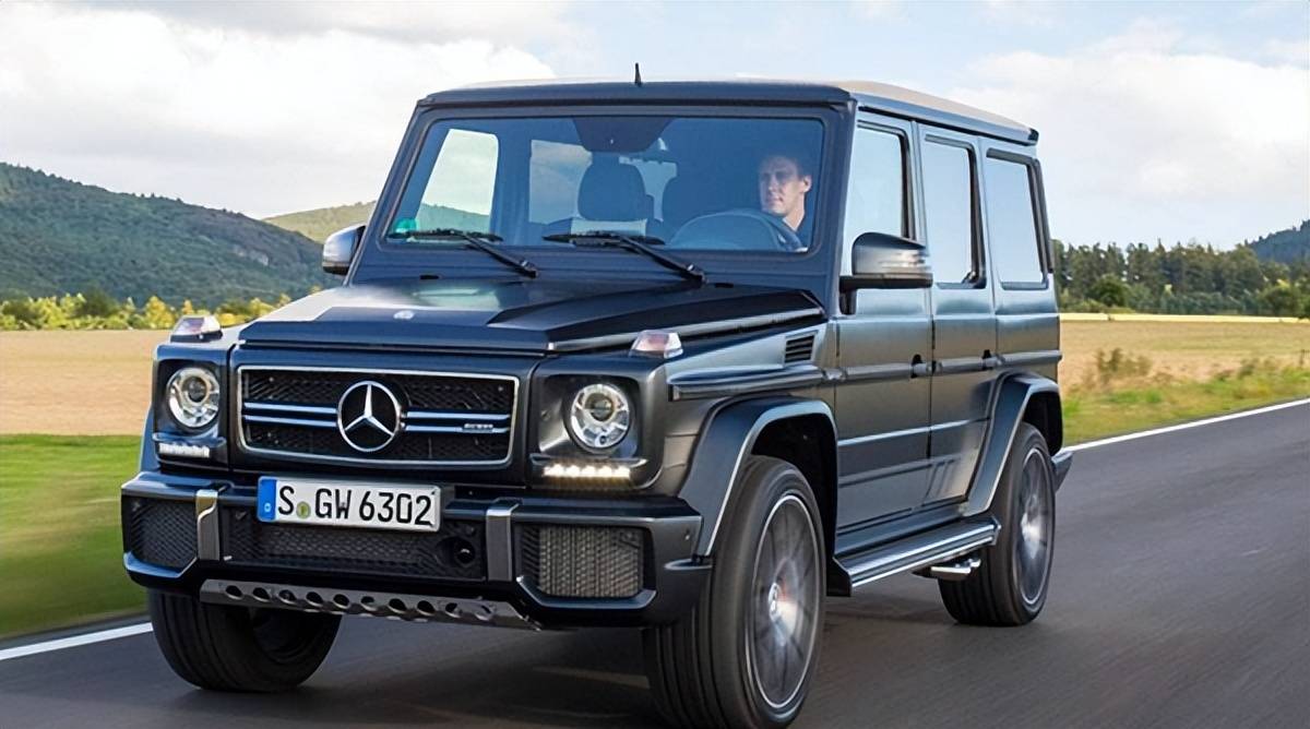 而奔驰大g,则以其雄厚的车身,豪华的配置和昂贵的