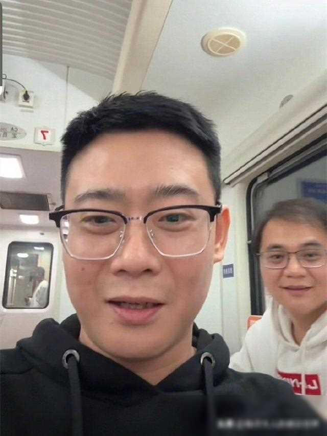 德云社栾云平深夜晒车站合影照网友感叹演出不易