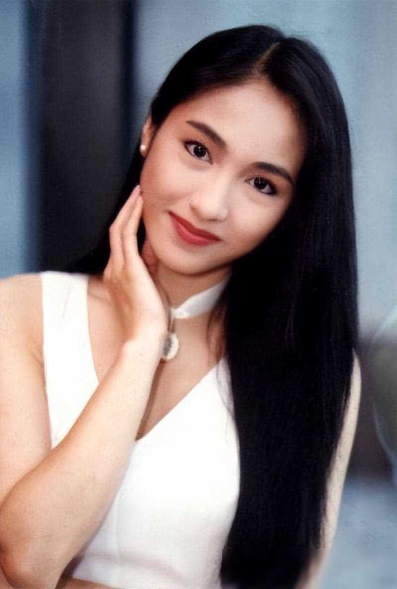 她曾与比自己大23岁的已婚漫画家黄玉郎短暂恋爱,但这段感情以失败