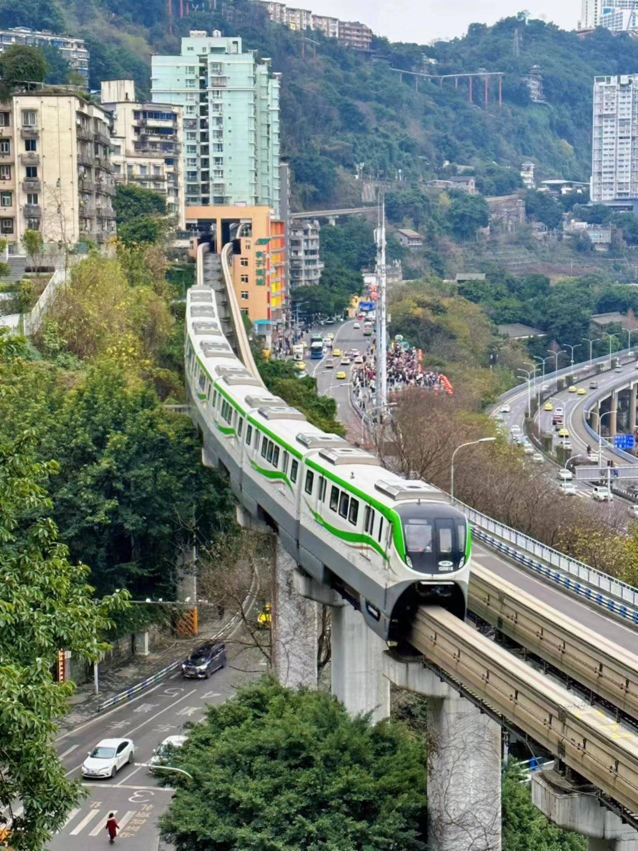 重庆有多个交通枢纽,包括北站,西站和机场,到达解放碑的地铁线路也很
