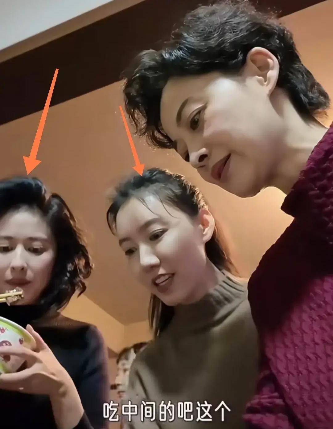 梅婷在剧组做饭,为同事煎牛排毫无前辈架子,新戏剪短发尽显老态