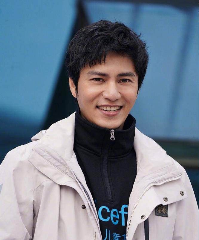 陈坤素颜现身活动生图,眼角皱纹明显,笑起来僵硬被质疑打玻尿酸