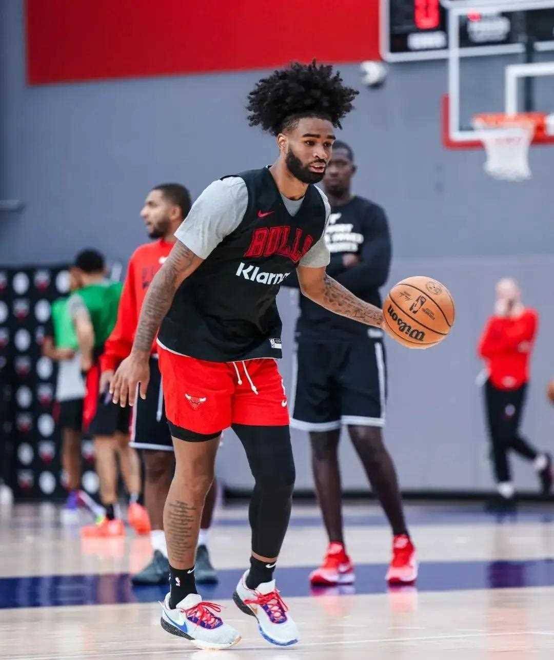 尽管怀特的身高在后卫球员中并不突出,但能在锡安,莫兰特,巴雷特等