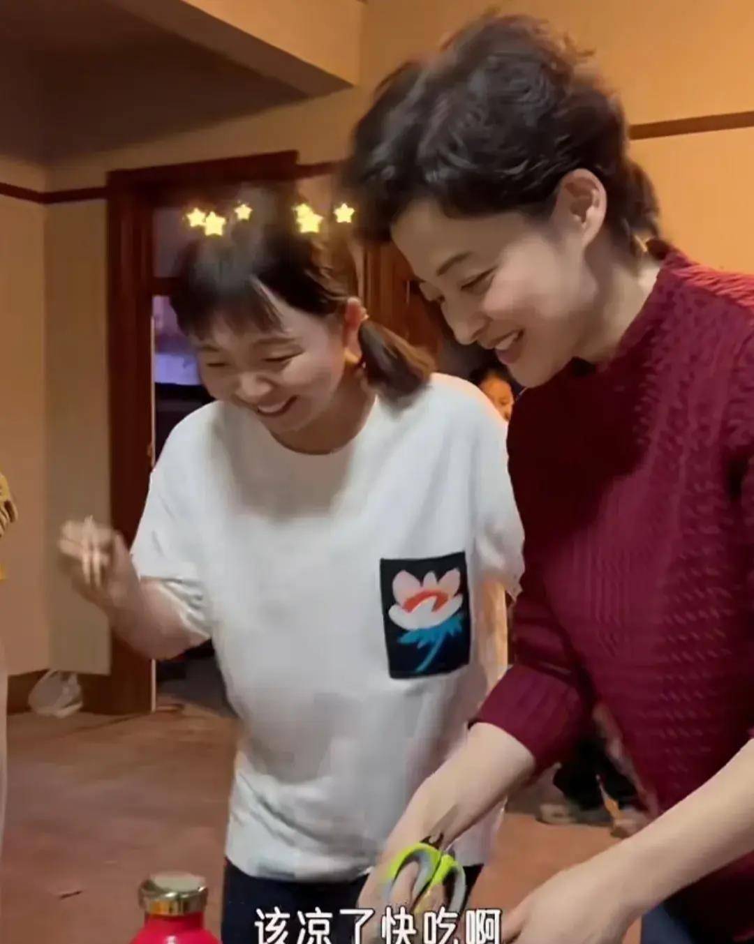 梅婷在剧组做饭,为同事煎牛排毫无前辈架子,新戏剪短发尽显老态