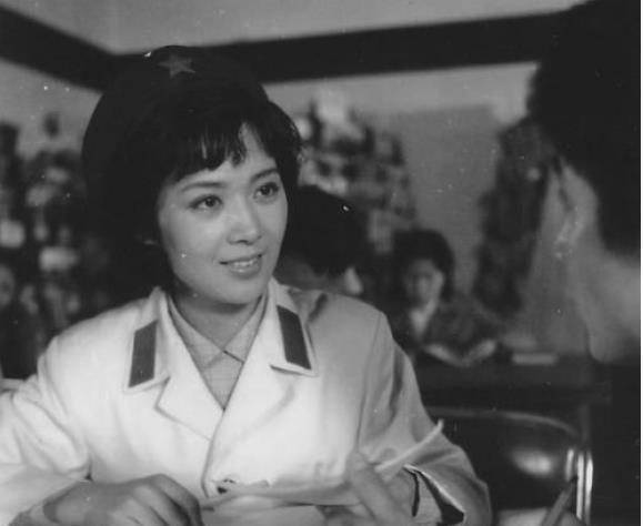 内地第一美女,被迫隐退定居美国20余年,女儿的颜值却差强人意_龚雪