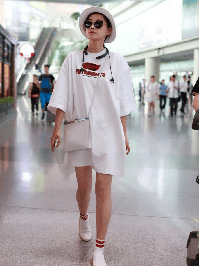 48岁梅婷罕见走机场这么时髦,穿白t恤 渔夫帽,换个风格变化大
