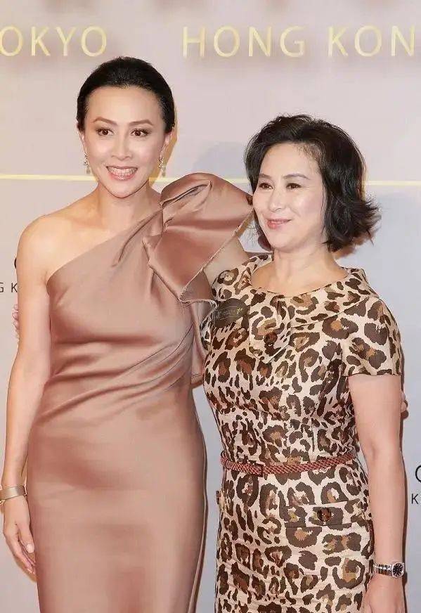 刘嘉玲同框何超琼!身高差5cm却输得彻底,豪门才是明星的照妖镜