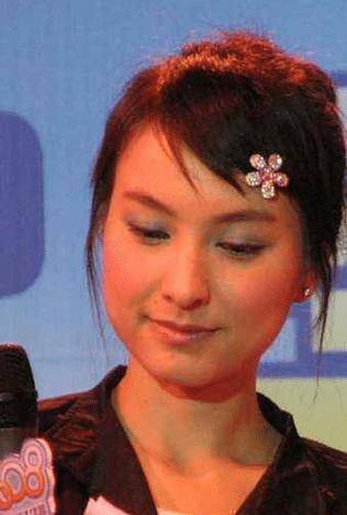 一说到吴昕,很多人都会立马想到一个词就是小粗腿,确实在早期吴昕因为