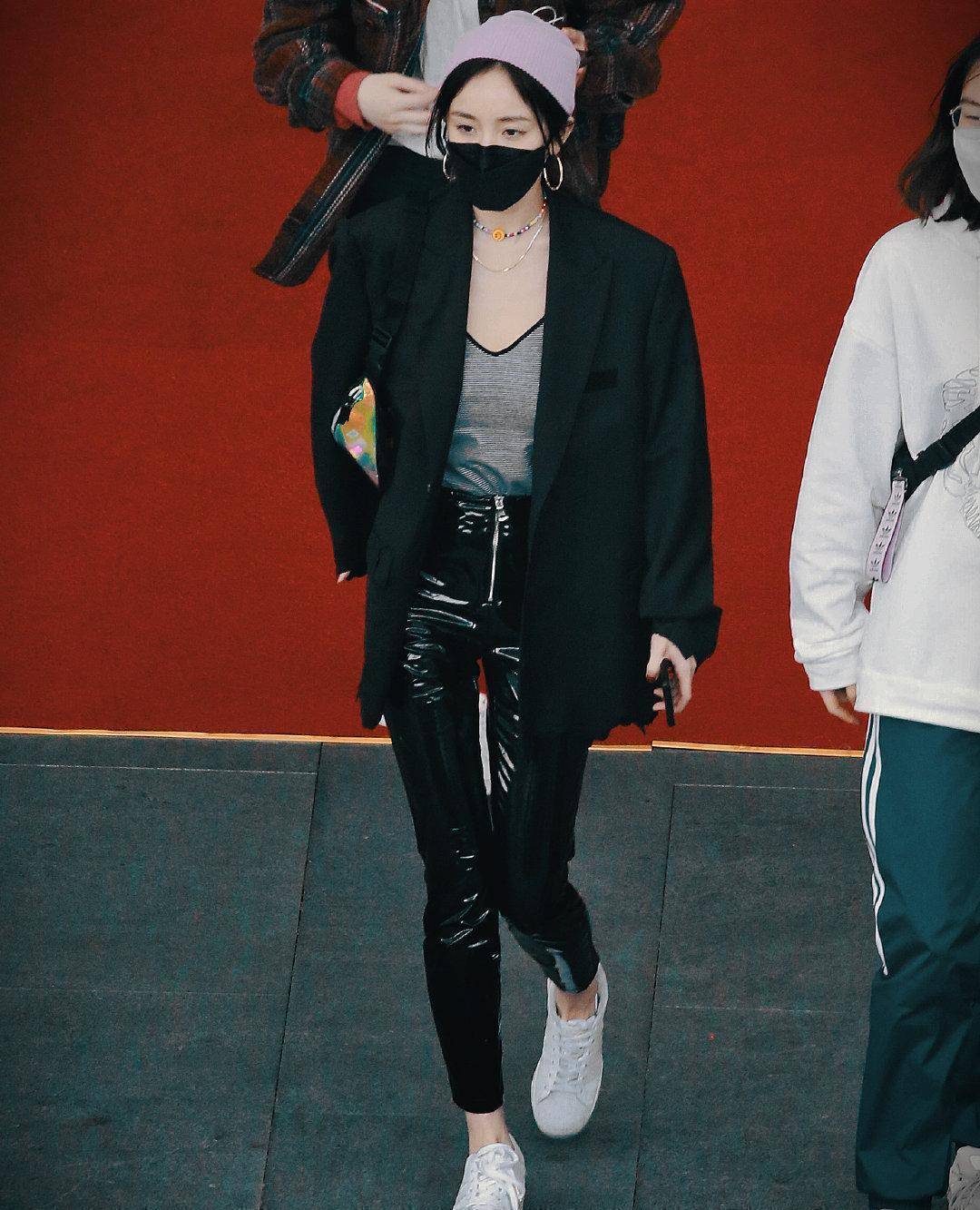 杨幂复工又"带货"了,穿西装配亮面皮裤亮相,粉色针织帽好时髦