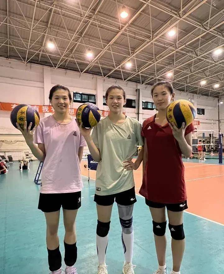 解盛钰出生于2004年5月,身高1.