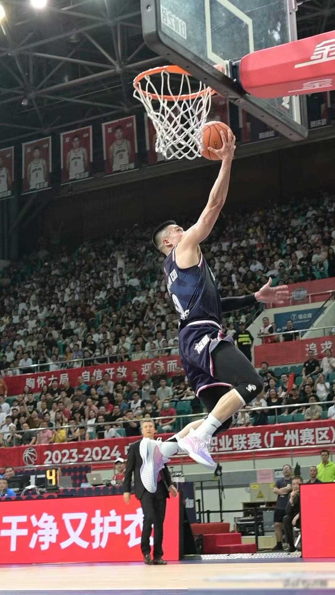 cba广州队横扫青岛晋级八强,老叔郭士强喜获荣誉