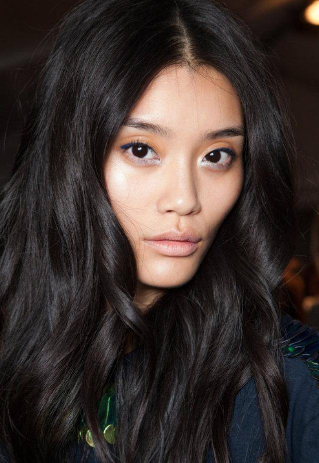 阔太奚梦瑶早期照片曝光,国际超模脸棱角分明,瘦骨嶙峋成纸片人