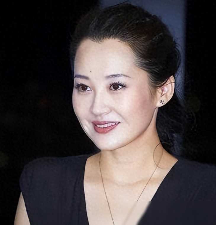 55岁许晴清醒独立,撩汉无数引热议!