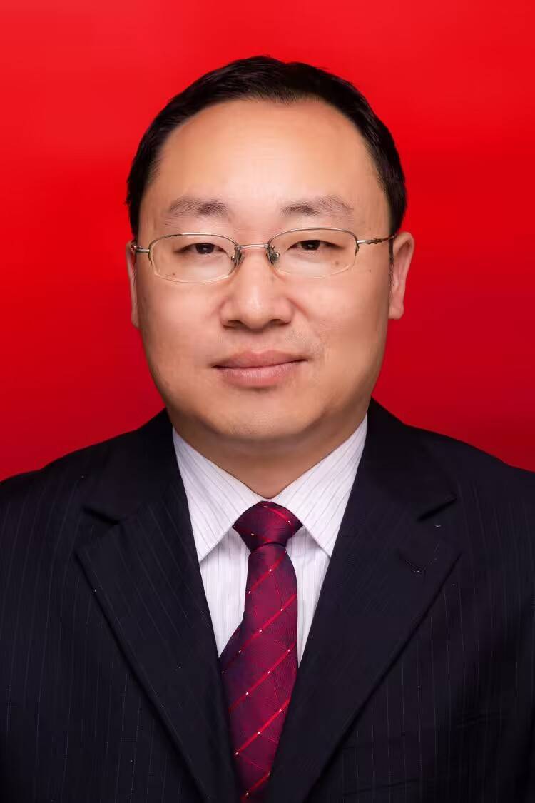 黄诚,成都市龙泉驿区教育科学研究院教育发展研究部副部长,龙泉驿区