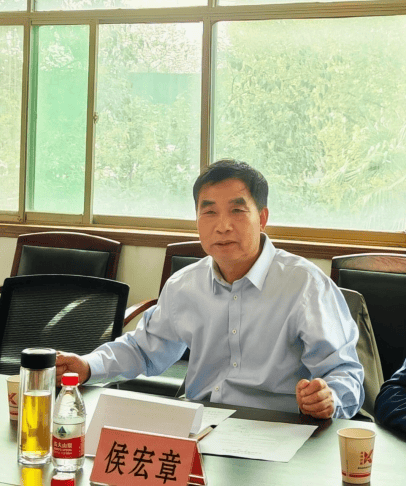 交流会特别邀请了郑州市企业家协会秘书长兼研究部主任赵云鹏,副秘书