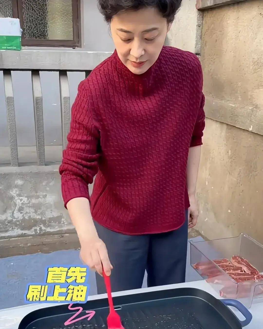 梅婷在剧组做饭,为同事煎牛排毫无前辈架子,新戏剪短发尽显老态