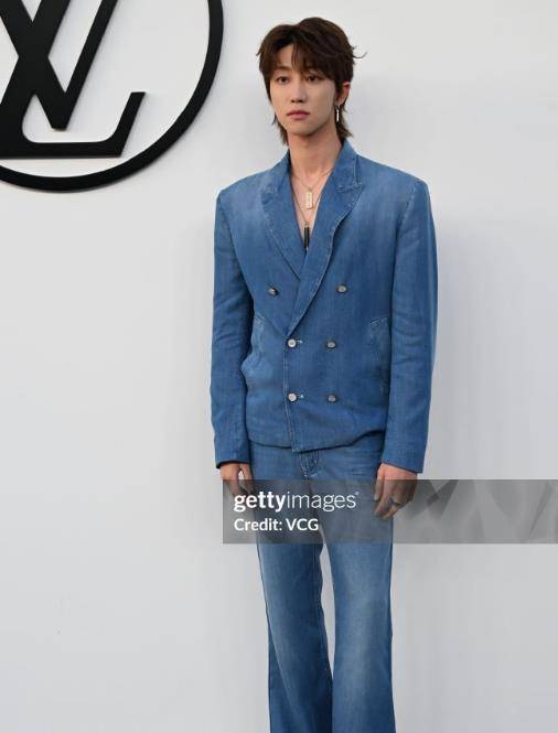 就比如王嘉尔,脚上踩着两坨"翔"就出来了,还有他头上带着耳朵的棉帽子